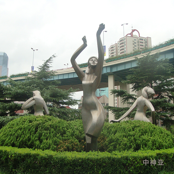 《嬉水少女》 高3m 不銹鋼 設(shè)計:徐侃 1984年 位于上海虹橋開發(fā)區(qū)中山西路和延安西路綠地,是國內(nèi)第一座不銹鋼雕塑