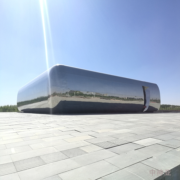 《天空間》長(zhǎng)30m 寬30m 高9m 不銹鋼 設(shè)計(jì)：郅敏 2012年 位于內(nèi)蒙古伊金霍洛旗政府南廣場(chǎng)